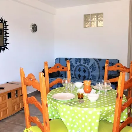 Newly Renovated 1 Bedroom Apartment With Sea Views *